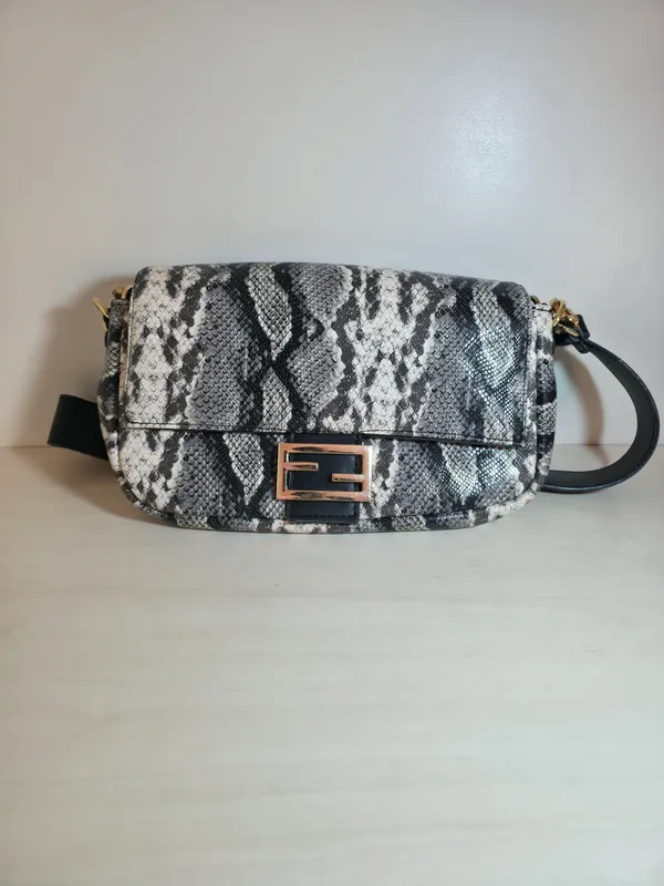 Женская сумка со змеиным принтом Fendi 2 Женская сумка со змеиным принтом Fendi 2