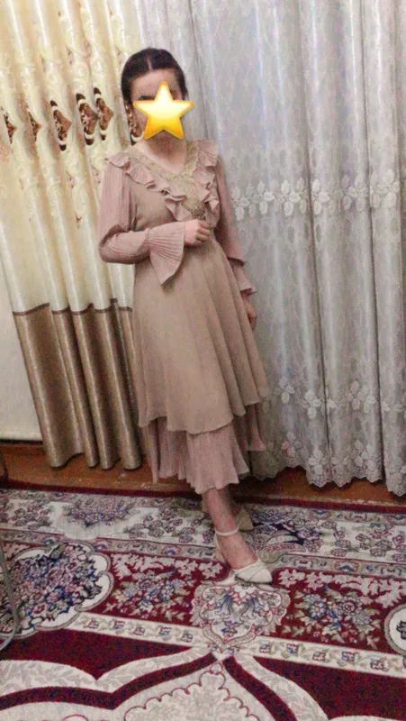 oqshom libosi kiyilgan