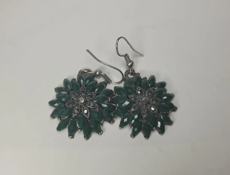 Сережки с зелёными камнями