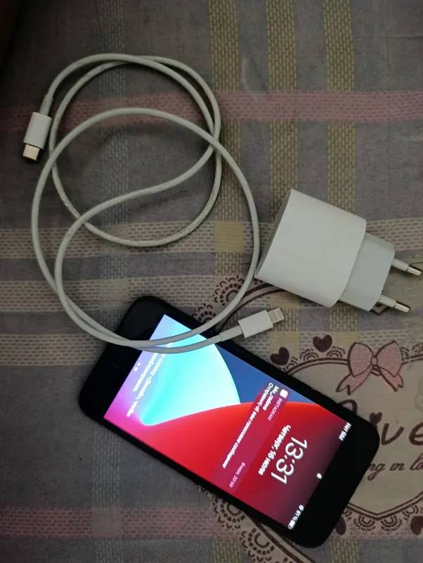 iPhone 7 продаётся с зарядником и чехлом. 2