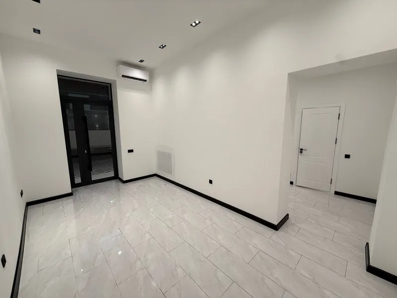 42 m² xona sotiladi · ID 6498 3 42 m² xona sotiladi · ID 6498 3