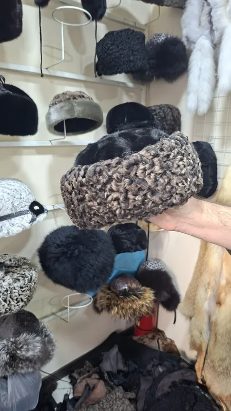 Шубы шапки продаются