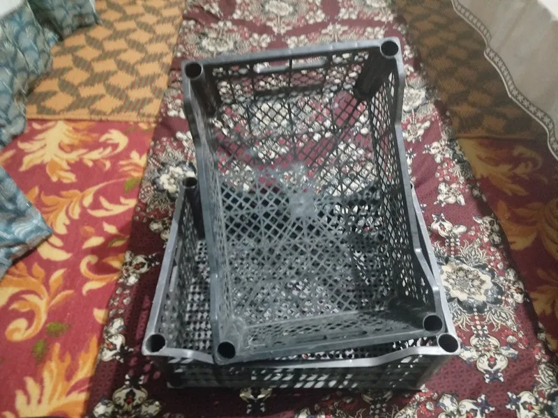 Plastik idishlar yashik