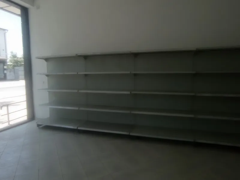 Do'kon uchun stilaj jami 12 ta bittasi 750 mingsum 5