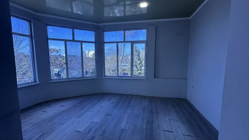 Аренда. Ижарага берилади. 280кв. 2-қават. Урганч шаҳри марказида — фото 3