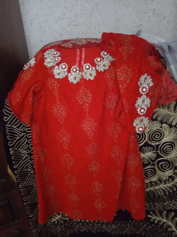kelin libosi 2ki marka kiyilgan biram yuvilmagan