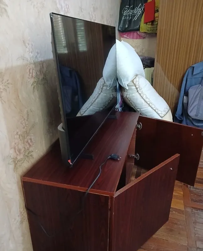 Продам б/у тумбу под телевизор 6 Продам б/у тумбу под телевизор 6