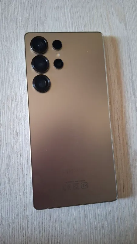 samsung s 25 ultra ekran shishasi biroz tilingan