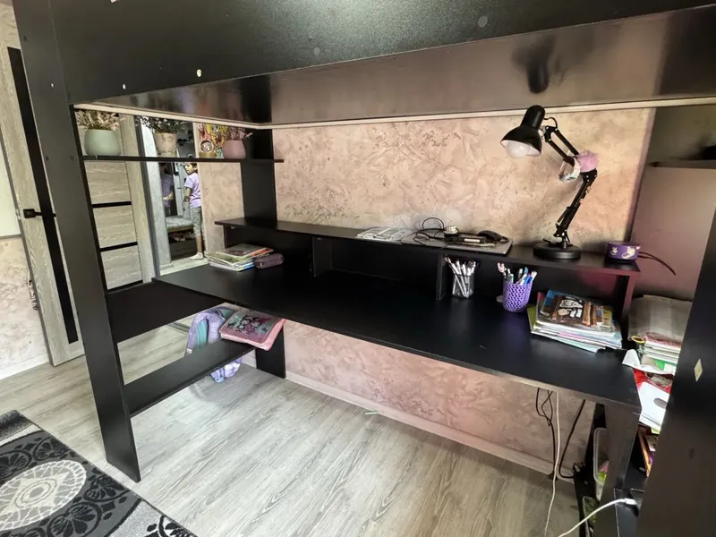 Продам кровать со столом 3 Продам кровать со столом 3