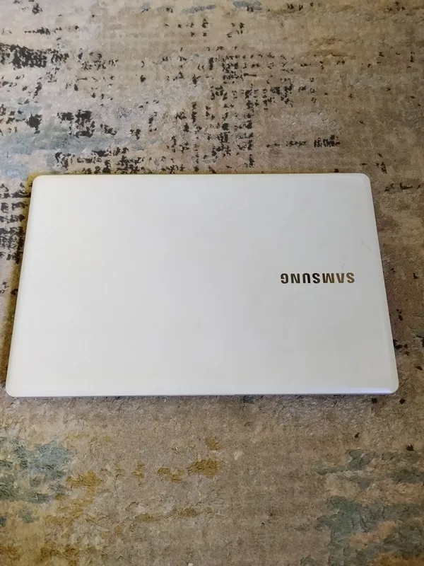 Samsung noutbuk. 2 Samsung noutbuk. 2