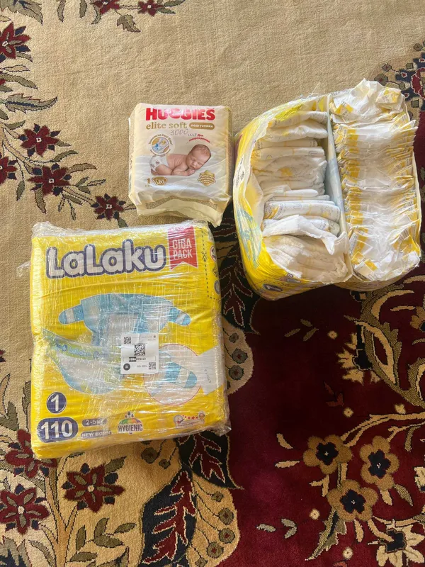 Памперсы 1 размера: Lalaku и Huggies, размер уже мал 1 Памперсы 1 размера: Lalaku и Huggies, размер уже мал 1