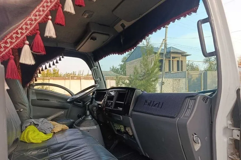 Самосвал Isuzu, 2012 года 7