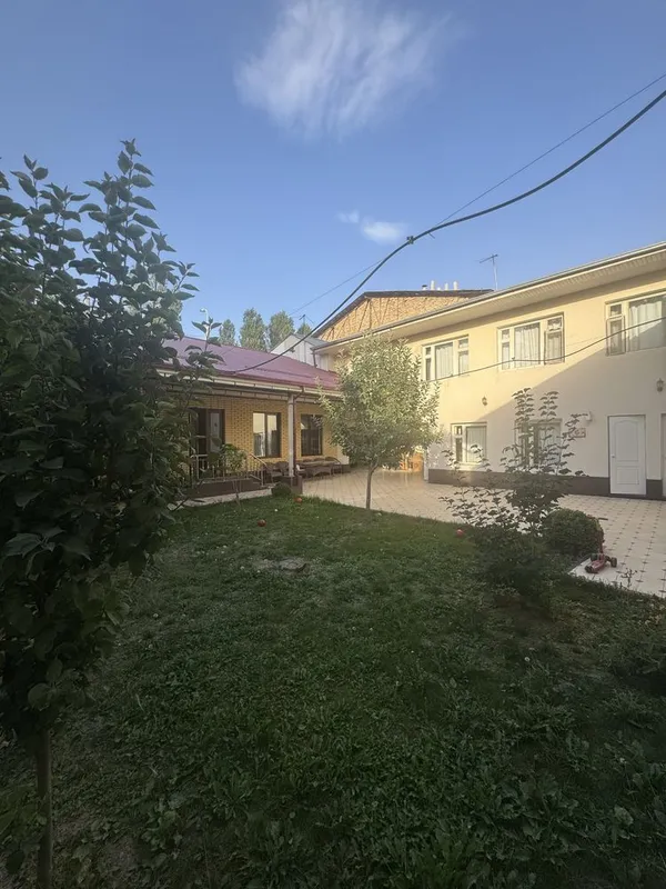 Uy sotiladi yolni yuzida 4,60 sotik 10 ta xona 3 ta sanuzel 1 ta kuxny 5