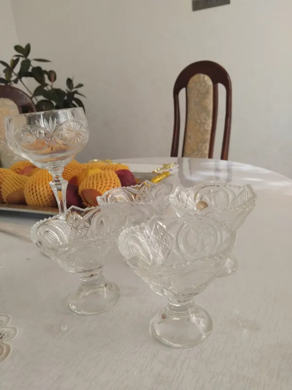 xrustal oyoqli 10tasi oyoqsiz 10ta