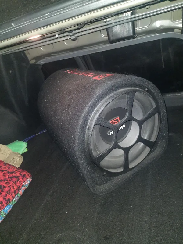 Aktivny subwoofer sotiladi