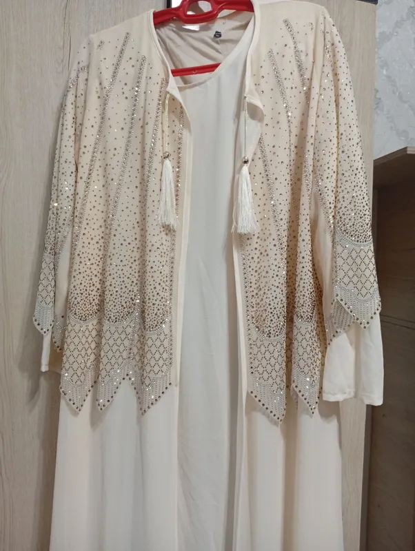 Abaya sotiladi