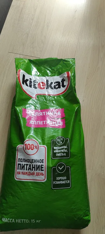 Кошачий корм Китекат в упаковке.