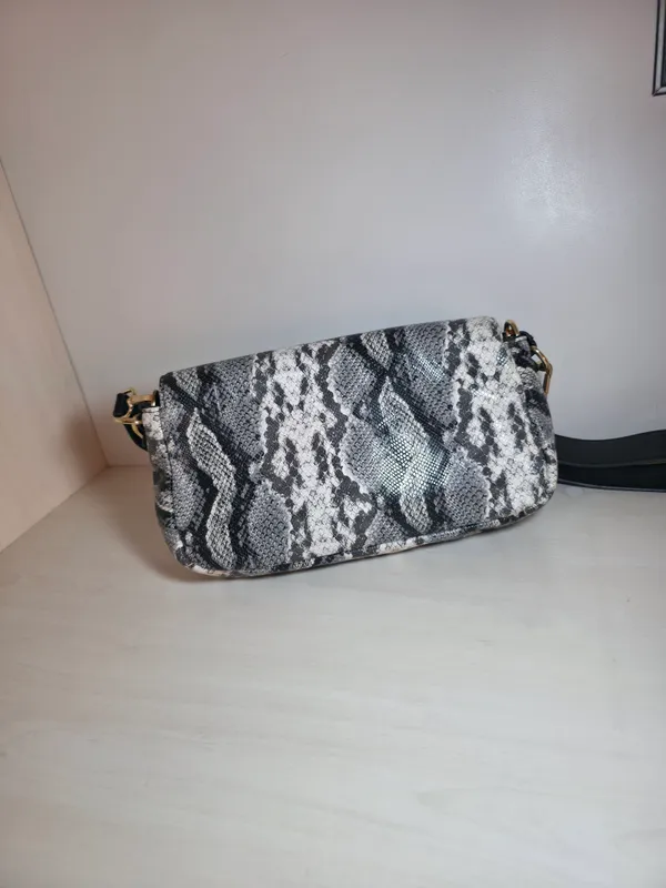 Женская сумка со змеиным принтом Fendi 3 Женская сумка со змеиным принтом Fendi 3