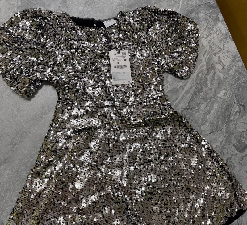 Zara firmasidan bayramona ko‘ylak, bo‘yi 134 sm, 9 yosh uchun 1 Zara firmasidan bayramona ko‘ylak, bo‘yi 134 sm, 9 yosh uchun 1