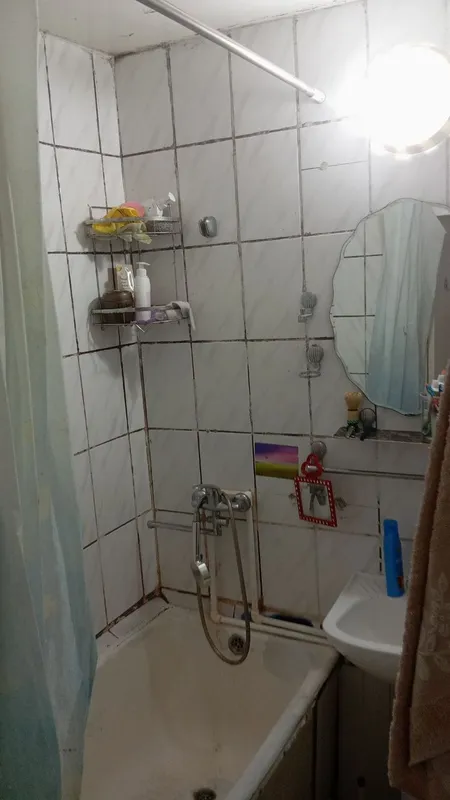 продам чиланзар 24.  двух комнатная.  балкон 2*6 5