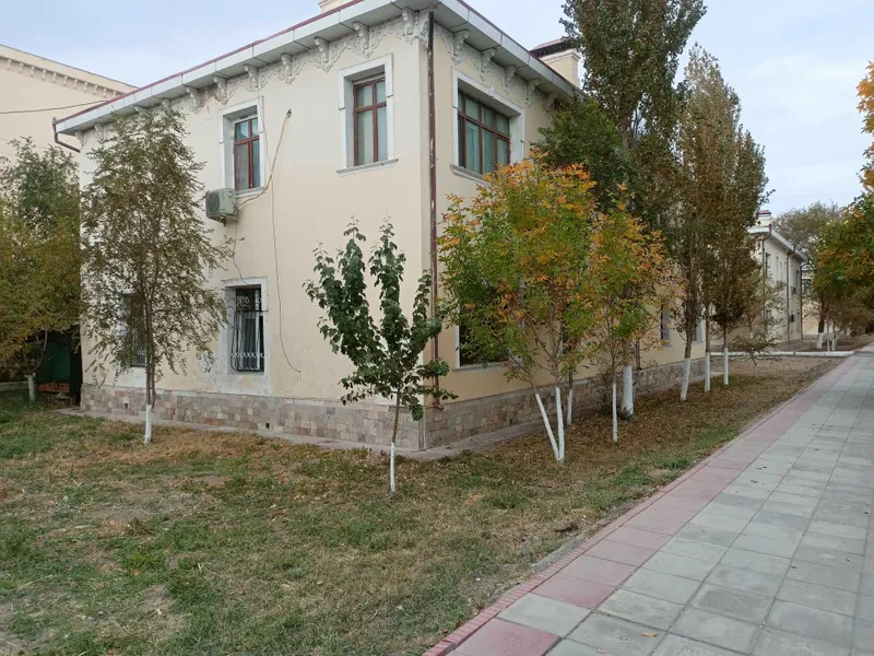 Двухкомнатная квартира 49,8 м.кв на первом этаже .