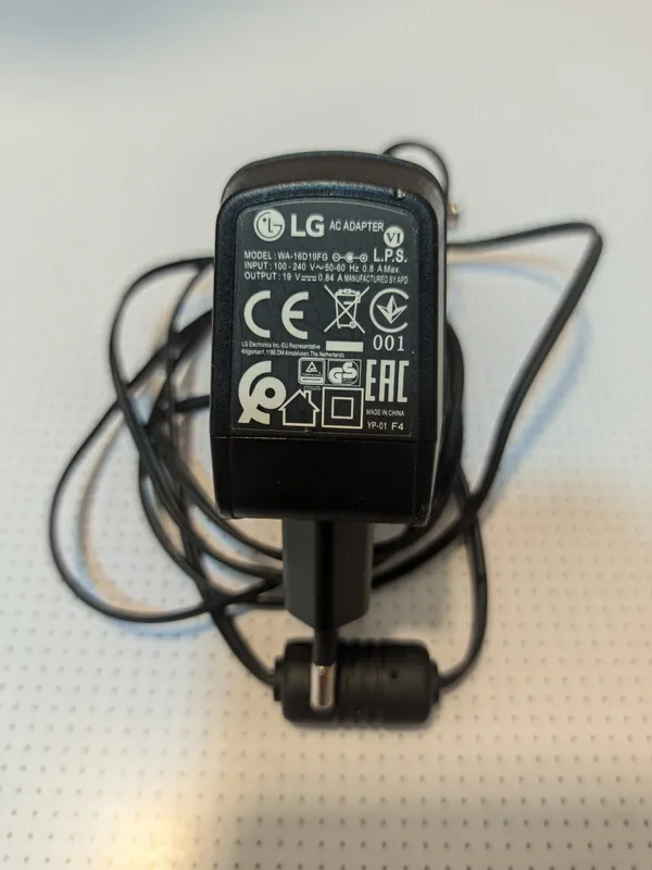 LG 19V 0.84A quvvat manbai adapteri. Adapter. 1