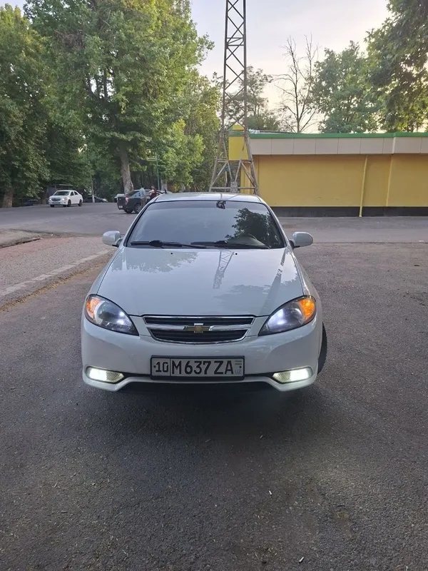 Mashina sotiladi gentra 1.6