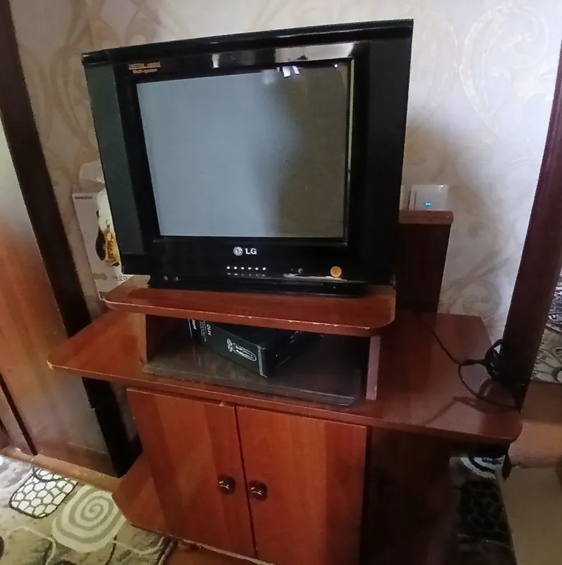 Televizor va padstavkasi sotiladi