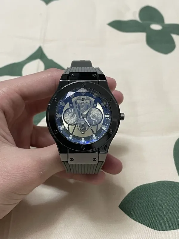 Часы Hublot с батарейкой с миниральным стеклом