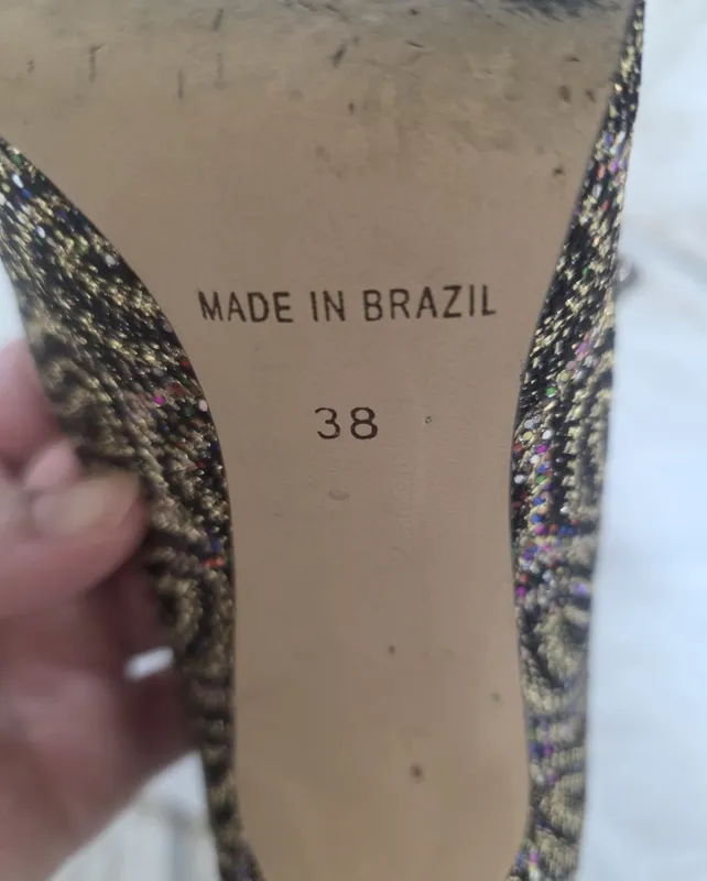 Braziliyadan keltirilgan tuflilar sotiladi 3