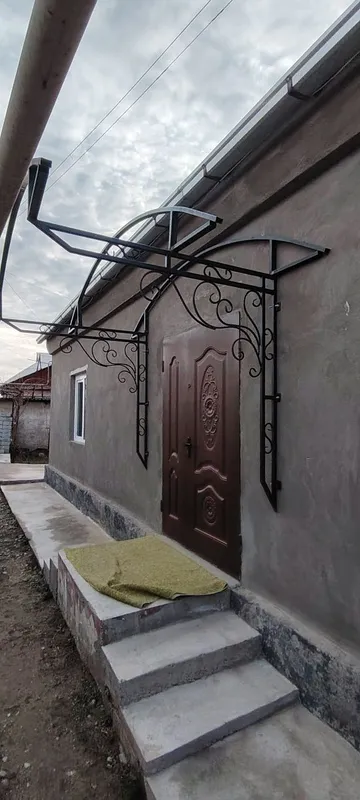 Металлический из профиля навес над входом | 3 м | Прочный