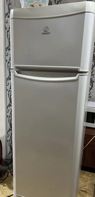 Продам холодильник Indesit