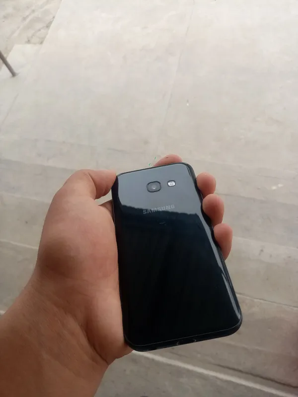 samsung a3 2017 SROCHNA SOTILADI