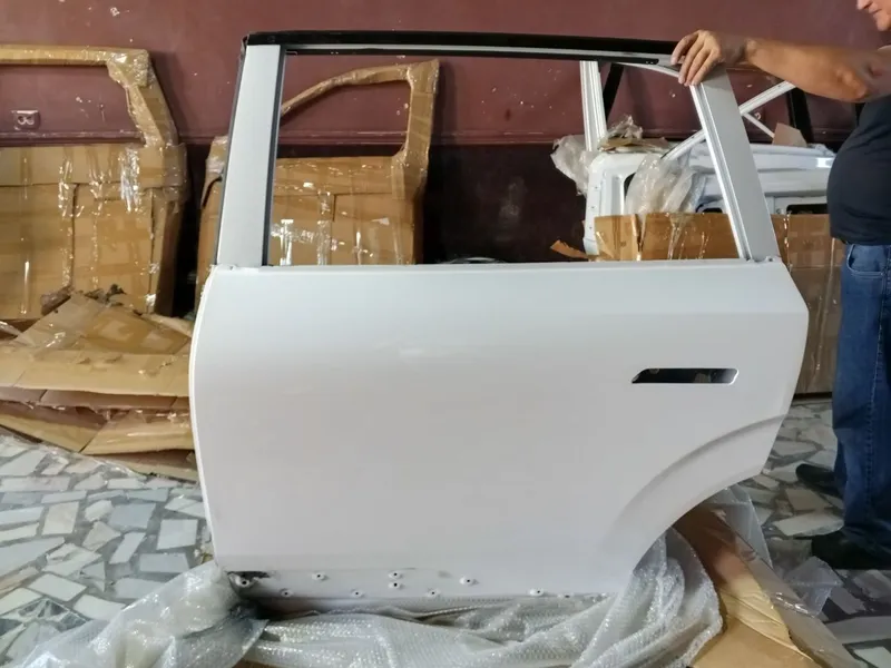 Orqa chap eshik Dongfeng EP 008. Oq rangda 1