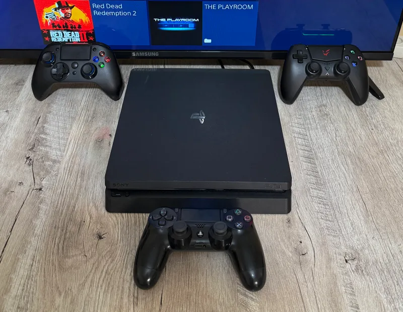 PlayStation 4 slim 1TB Goldhen