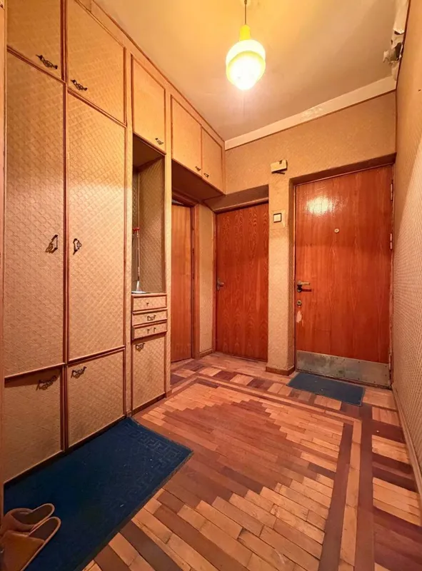 Продаётся просторная 4-комнатная квартира, раздельные комнаты, кирпичный дом 5