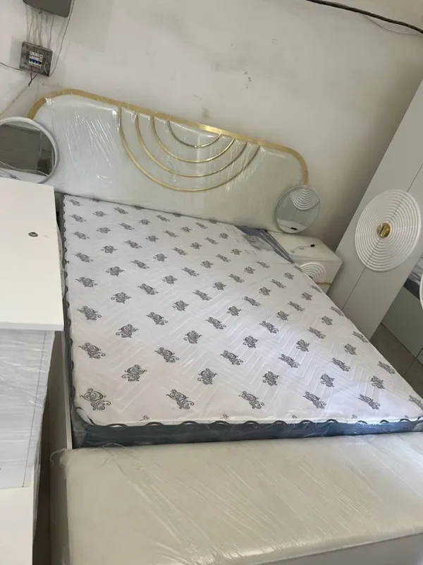Yangi yotoqxona mebellari sotiladi, bu rasm vitrindan 2