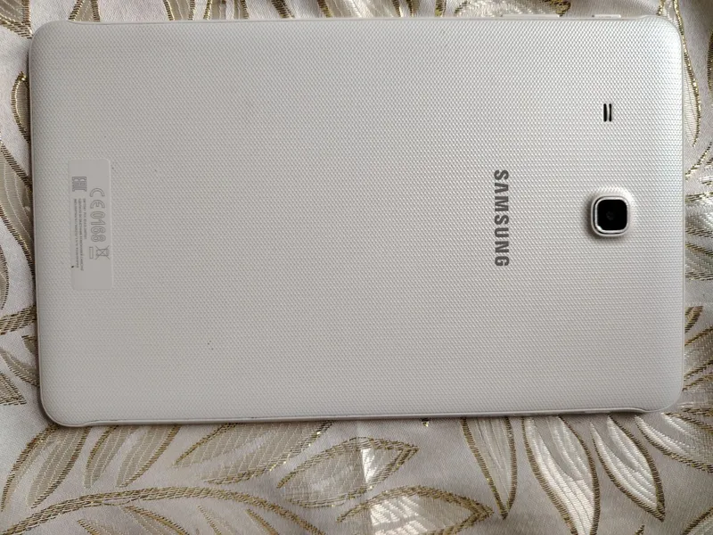 Planshet Samsung smt561 sotiladi