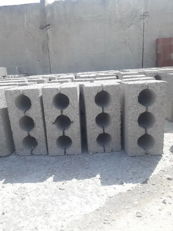 Qurilishga shlakabloklar bor. Qurilishga shlakabloklar bor.