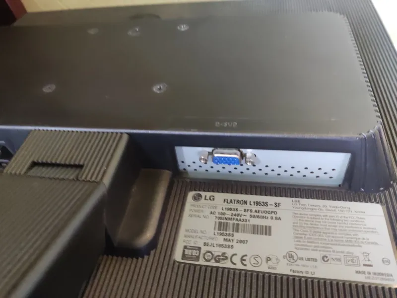 Монитор LG Flatron L1953S 19 дюймов VGA 3