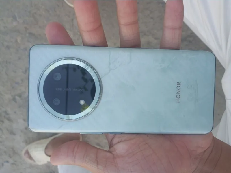 Телефон Honor x9c в идеальном состоянии, срочно продаётся 1 Телефон Honor x9c в идеальном состоянии, срочно продаётся 1