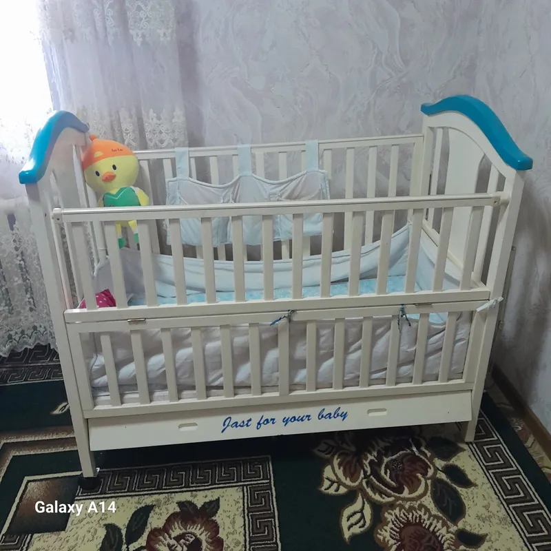 Продается кроватка детская деревянная .производства дубай.