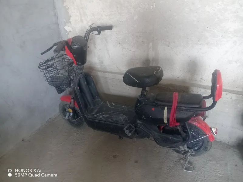 Skuter tezda sotiladi. Skuter tezda sotiladi.