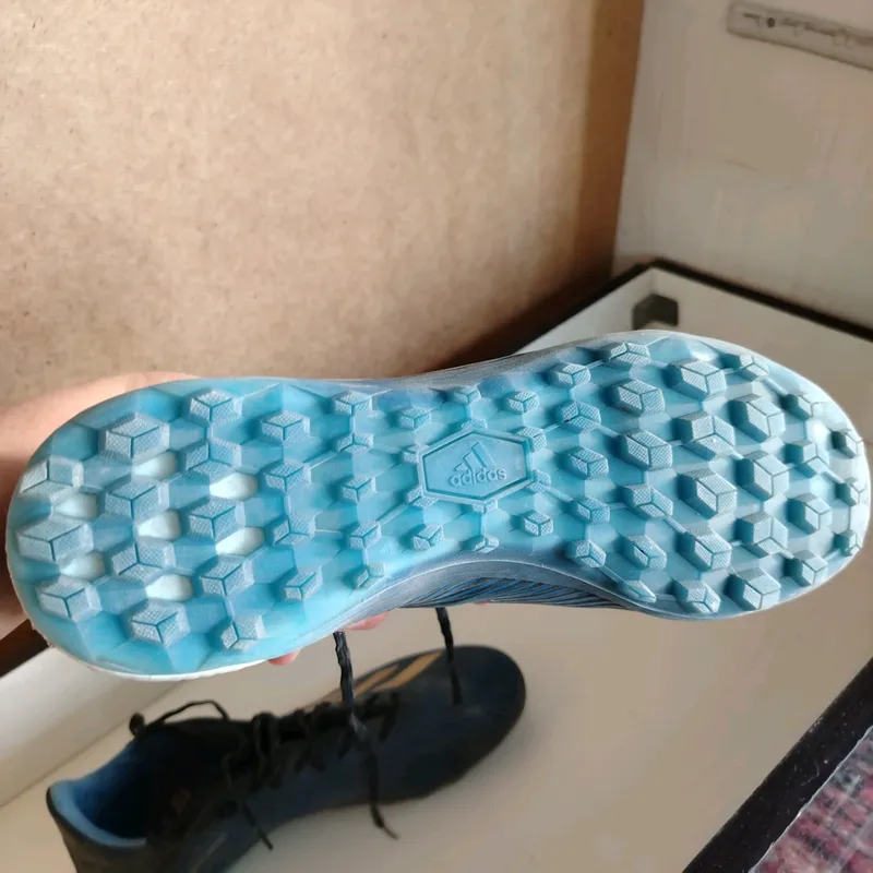 Adidas krossovkalari sotiladi 3