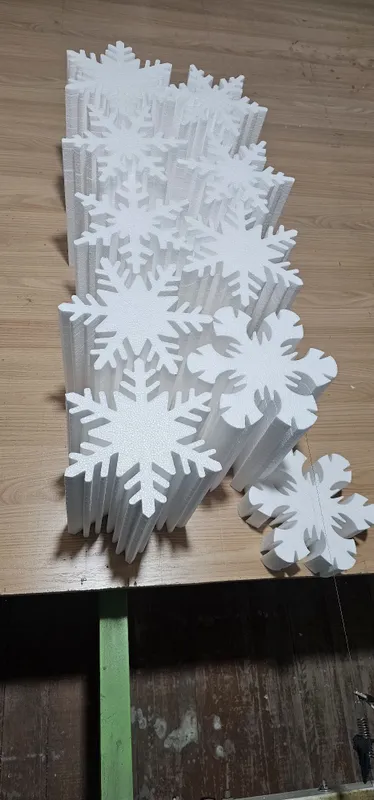 Снежинки из пенопласта 1 Снежинки из пенопласта 1