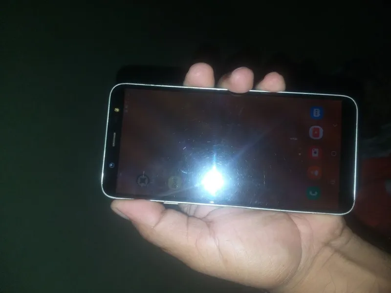 Samsung J8 xolati o'rtacha qotmaydi singan joyi yuq rangi tillorang 2 Samsung J8 xolati o'rtacha qotmaydi singan joyi yuq rangi tillorang 2
