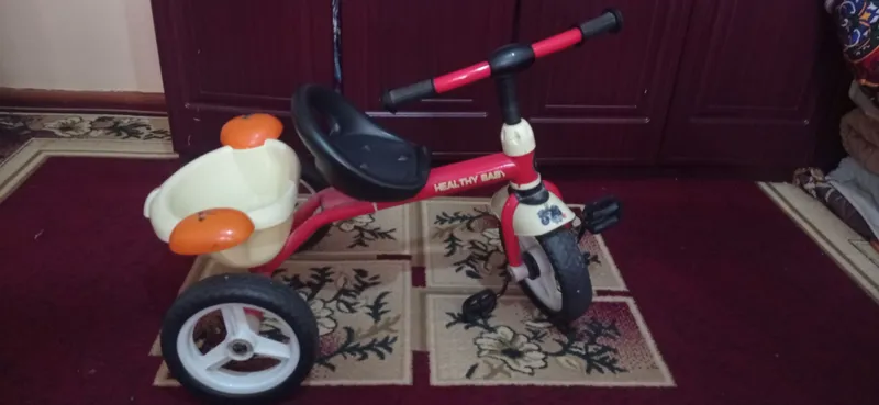 Yosh bolalar velosipedi hali yangi kafoladlangan