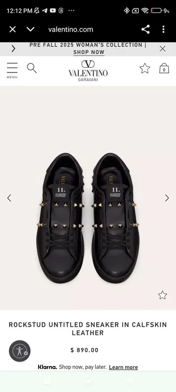 Buzoq terisidan tikilgan Valentino Garavani Rockstud krossovka. 1 Buzoq terisidan tikilgan Valentino Garavani Rockstud krossovka. 1