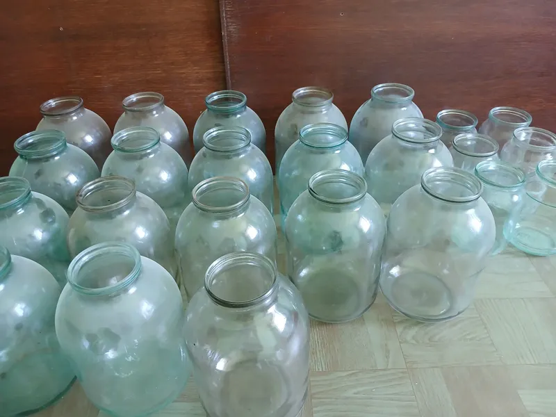 Продаются банки 3л.-2000 сум отдам, 1л 1000 сум.