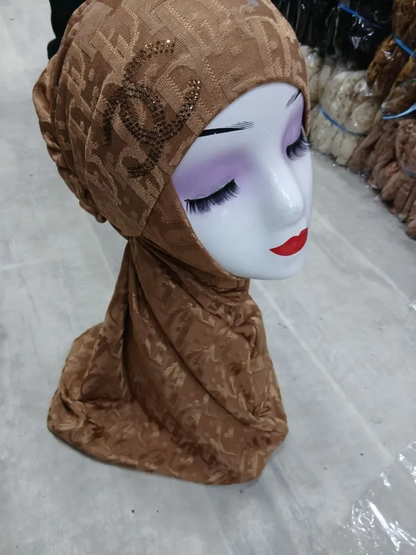 Tayyor kiyiladigan ro‘mol +shapkasi bilan birga